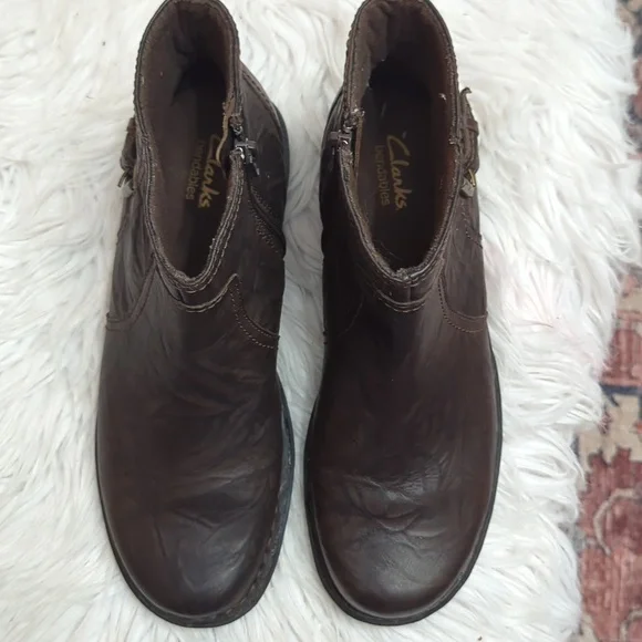 Clarks Bendable Dark Brown Leather Ankle Boots with Zipper - Picture 2 of 10
